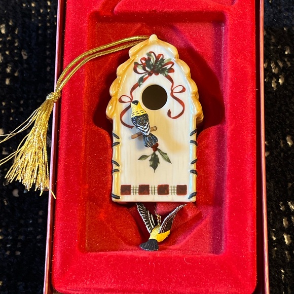 Vintage Lenox Winter Greetings 2002 Birdhouse Ornament NWT - Picture 2 of 6